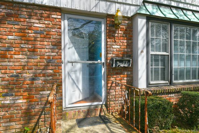 18 Kilburn Avenue, Huntington Station, NY 11746