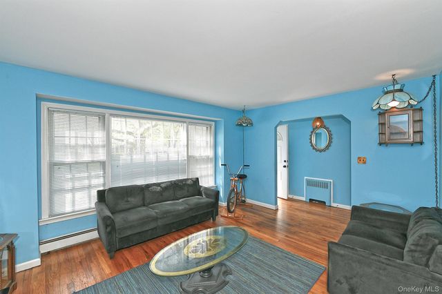 18 Kilburn Avenue, Huntington Station, NY 11746