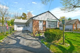 18 Kilburn Avenue, Huntington Station, NY 11746