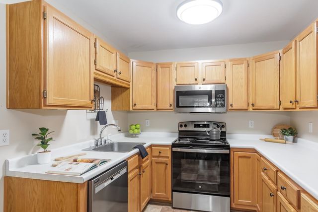 6 Lincoln Drive, Londonderry, NH 03053