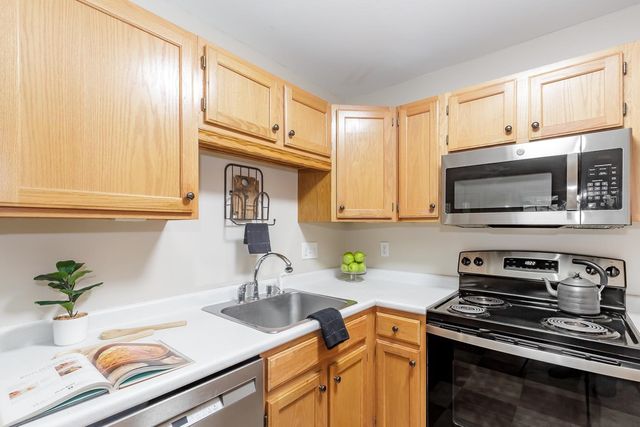 6 Lincoln Drive, Londonderry, NH 03053