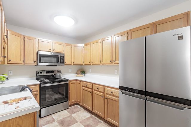 6 Lincoln Drive, Londonderry, NH 03053