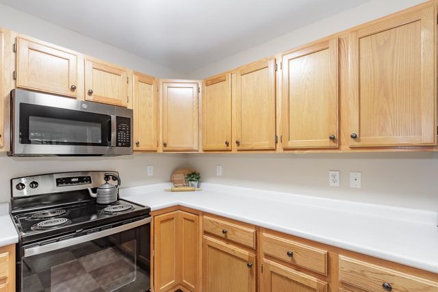 6 Lincoln Drive, Londonderry, NH 03053