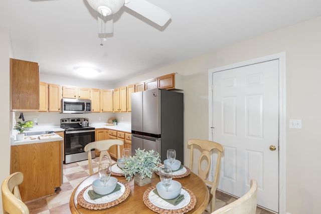 6 Lincoln Drive, Londonderry, NH 03053