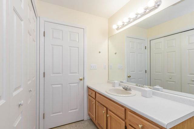 6 Lincoln Drive, Londonderry, NH 03053