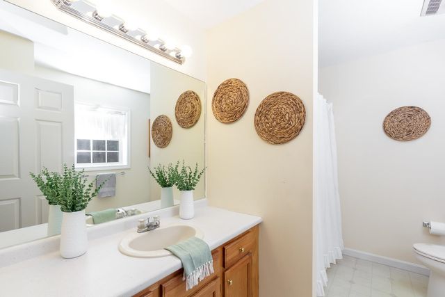 6 Lincoln Drive, Londonderry, NH 03053