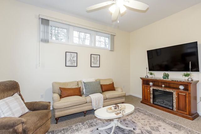 6 Lincoln Drive, Londonderry, NH 03053