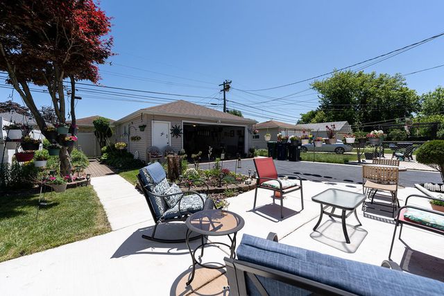 8805 S California Avenue, Evergreen Park, IL 60805