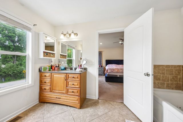 5105 W Flanders Road, Mchenry, IL 60050
