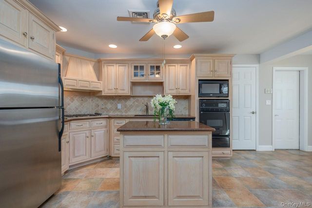 4 Dutch Court, West Nyack, NY 10994