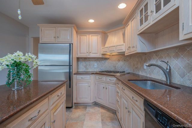 4 Dutch Court, West Nyack, NY 10994