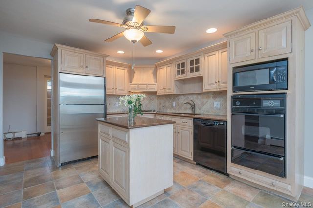 4 Dutch Court, West Nyack, NY 10994