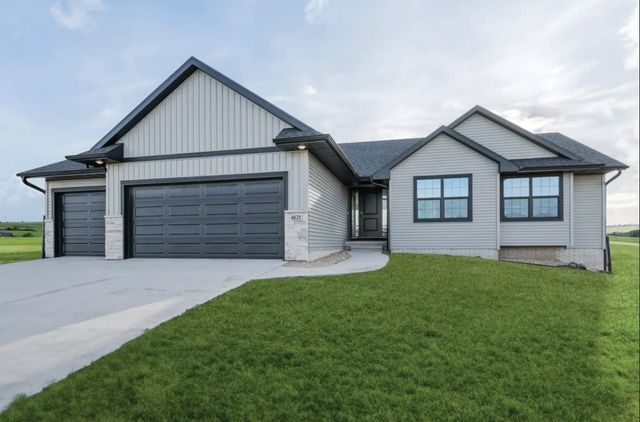 1724 Cloverleaf Court SW, Cedar Rapids, IA 52404