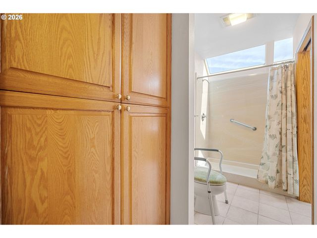 2308 Ne 46TH St, Vancouver, WA 98663