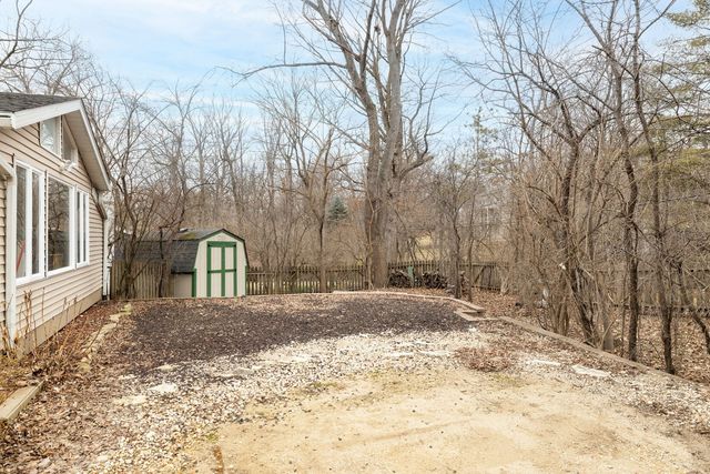 23W100 Kings Court, Glen Ellyn, IL 60137