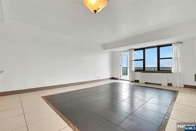 285 Aycrigg Avenue 22J, Passaic, NJ 07055
