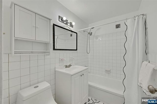 285 Aycrigg Avenue 22J, Passaic, NJ 07055