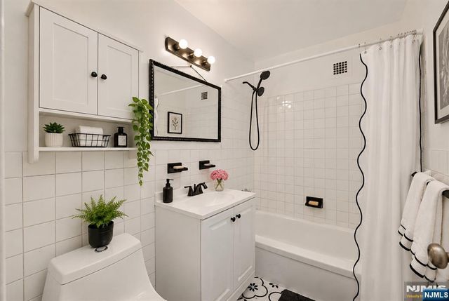 285 Aycrigg Avenue 22J, Passaic, NJ 07055