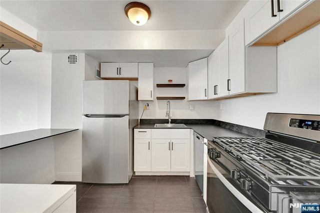285 Aycrigg Avenue 22J, Passaic, NJ 07055