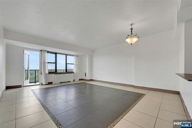 285 Aycrigg Avenue 22J, Passaic, NJ 07055
