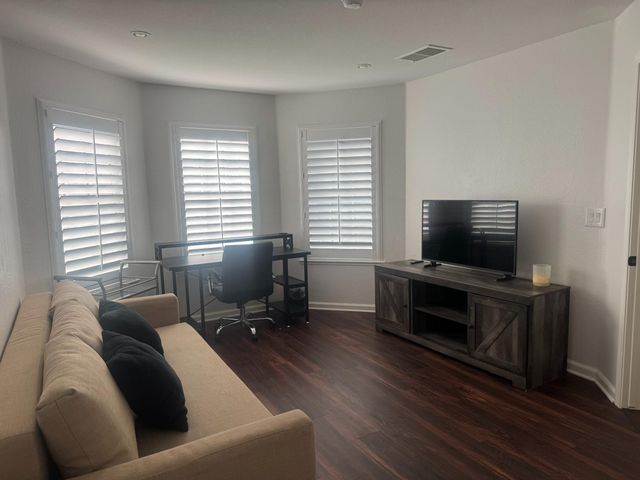 1613 N Dewitt Avenue, Clovis, CA 93619