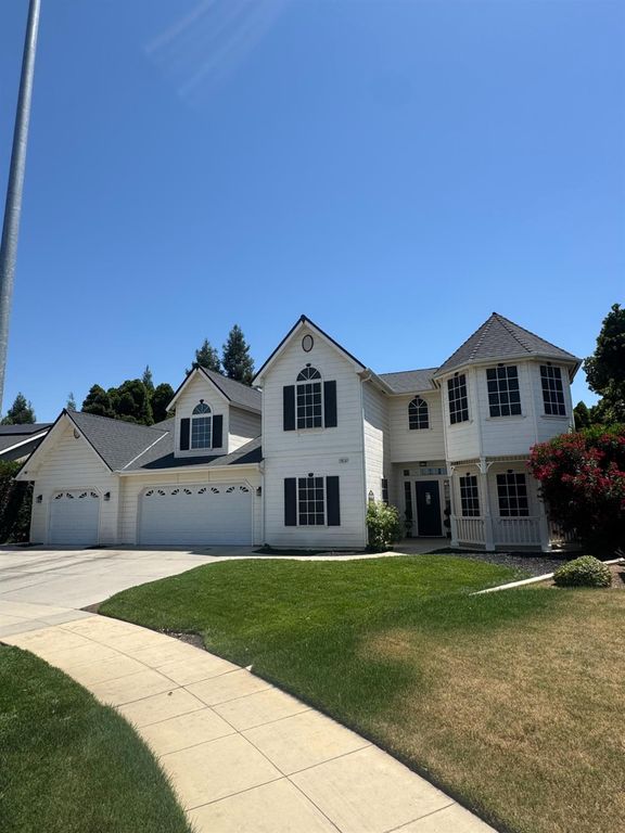1613 N Dewitt Avenue, Clovis, CA 93619