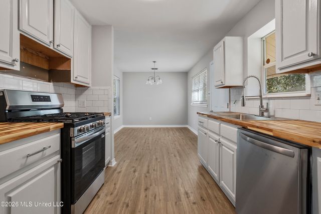 9021 W Simmons Circle, Ocean Springs, MS 39564