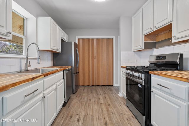 9021 W Simmons Circle, Ocean Springs, MS 39564