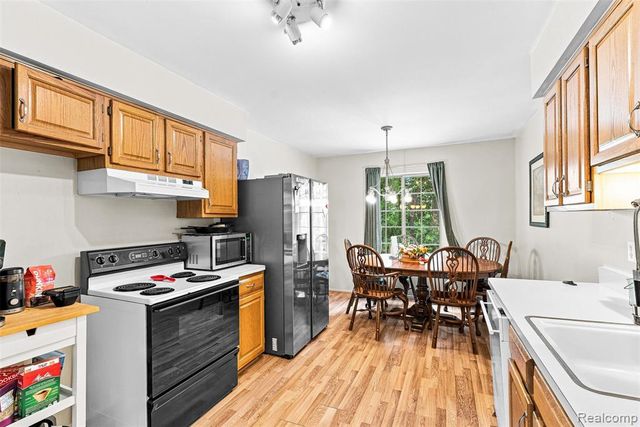 7109 Colonial Oaks Drive, Waterford, MI 48327