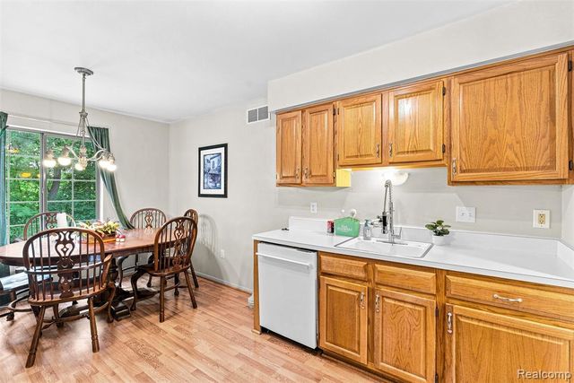 7109 Colonial Oaks Drive, Waterford, MI 48327