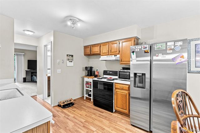 7109 Colonial Oaks Drive, Waterford, MI 48327
