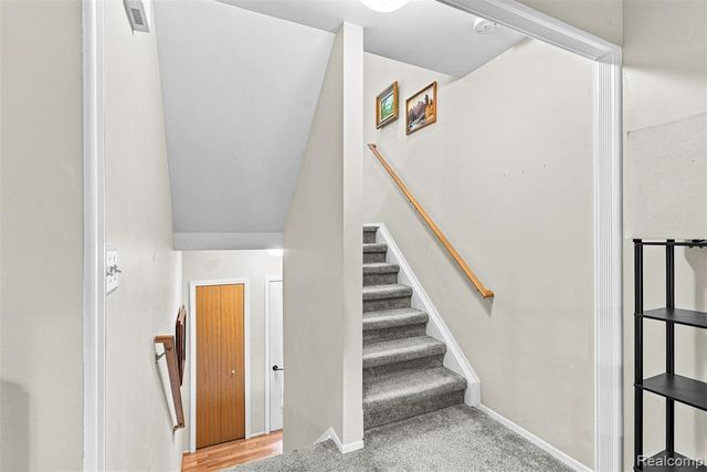 7109 Colonial Oaks Drive, Waterford, MI 48327