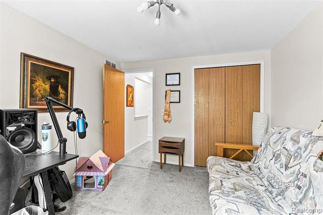 7109 Colonial Oaks Drive, Waterford, MI 48327