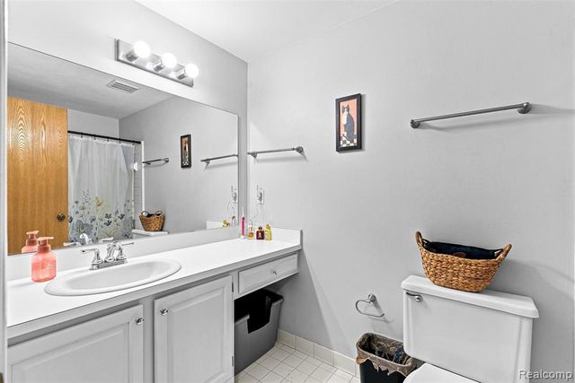 7109 Colonial Oaks Drive, Waterford, MI 48327