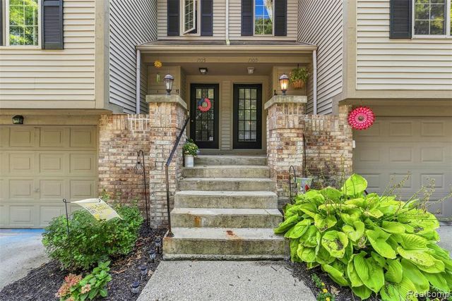 7109 Colonial Oaks Drive, Waterford, MI 48327