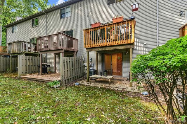 7109 Colonial Oaks Drive, Waterford, MI 48327