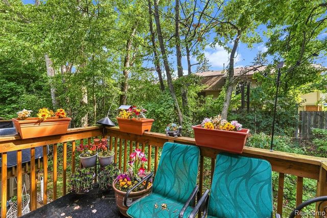 7109 Colonial Oaks Drive, Waterford, MI 48327