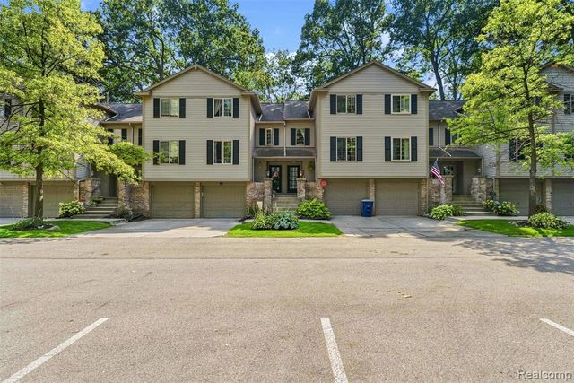 7109 Colonial Oaks Drive, Waterford, MI 48327