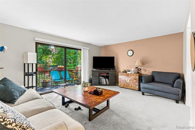 7109 Colonial Oaks Drive, Waterford, MI 48327