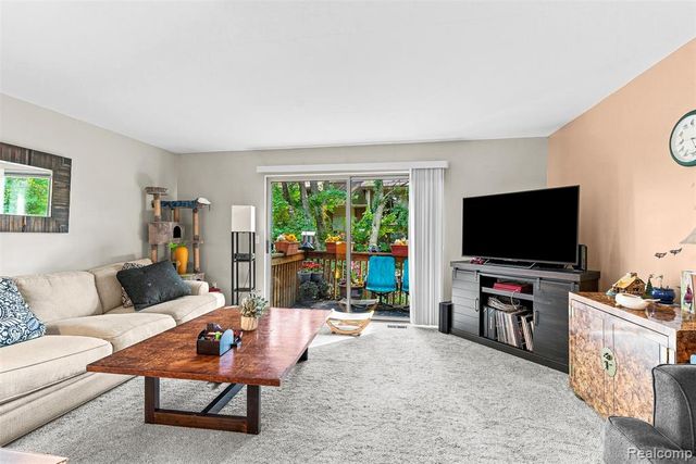 7109 Colonial Oaks Drive, Waterford, MI 48327
