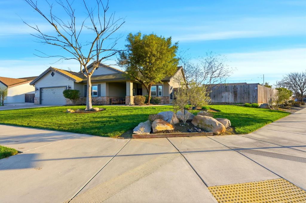 Image 2 of property listing at 1483 Atlantic Avenue, Lemoore, CA 93245