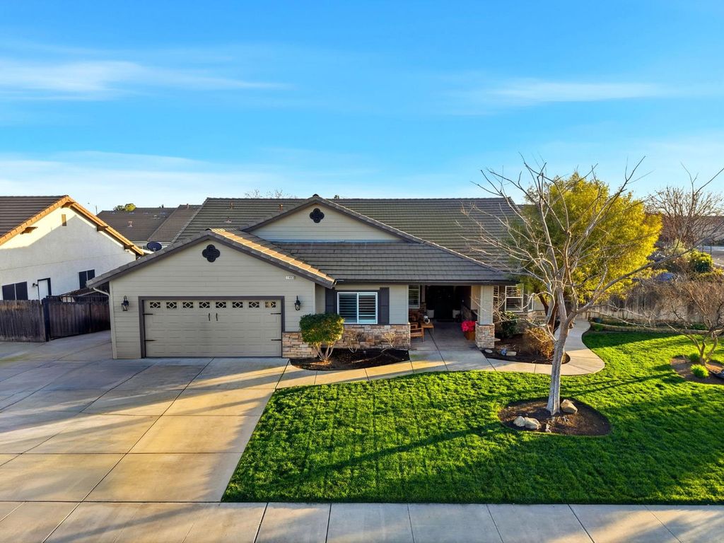 Image 3 of property listing at 1483 Atlantic Avenue, Lemoore, CA 93245