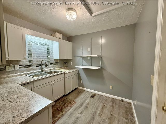 194 Shawnee Estates, Winfield, WV 25213