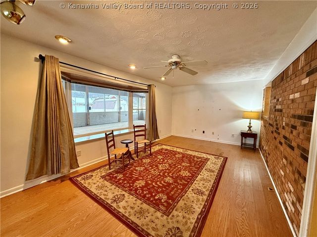 194 Shawnee Estates, Winfield, WV 25213