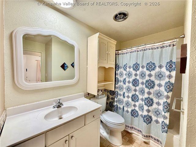 194 Shawnee Estates, Winfield, WV 25213