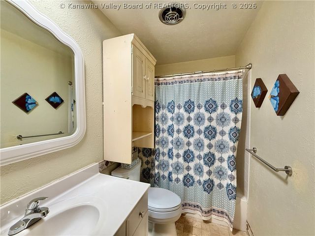 194 Shawnee Estates, Winfield, WV 25213