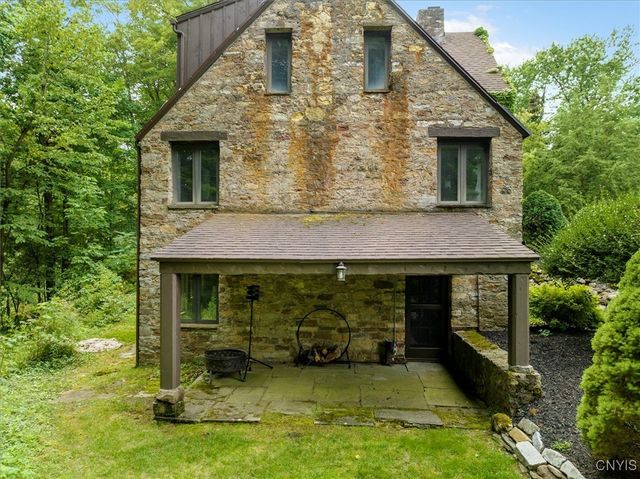 20 Sherman Circle, New Hartford, NY 13501