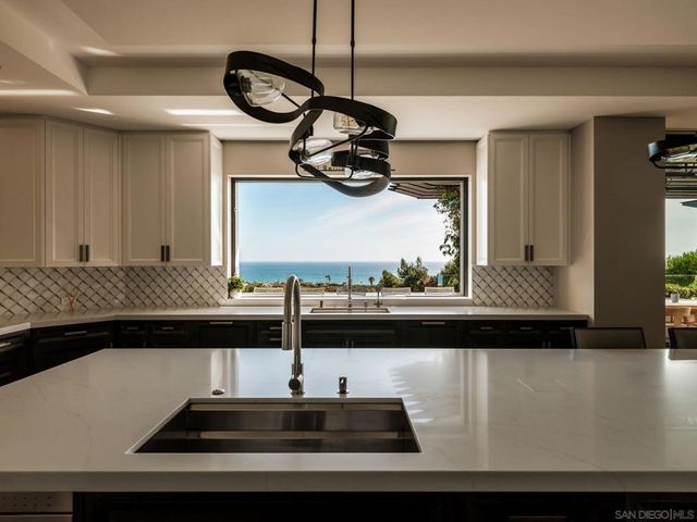 5416 Candlelight Dr, La Jolla, CA 92037