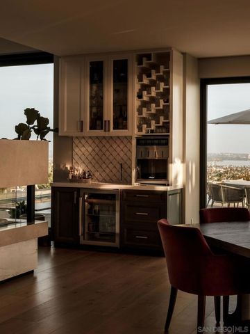 5416 Candlelight Dr, La Jolla, CA 92037