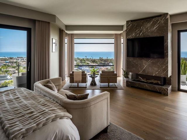 5416 Candlelight Dr, La Jolla, CA 92037